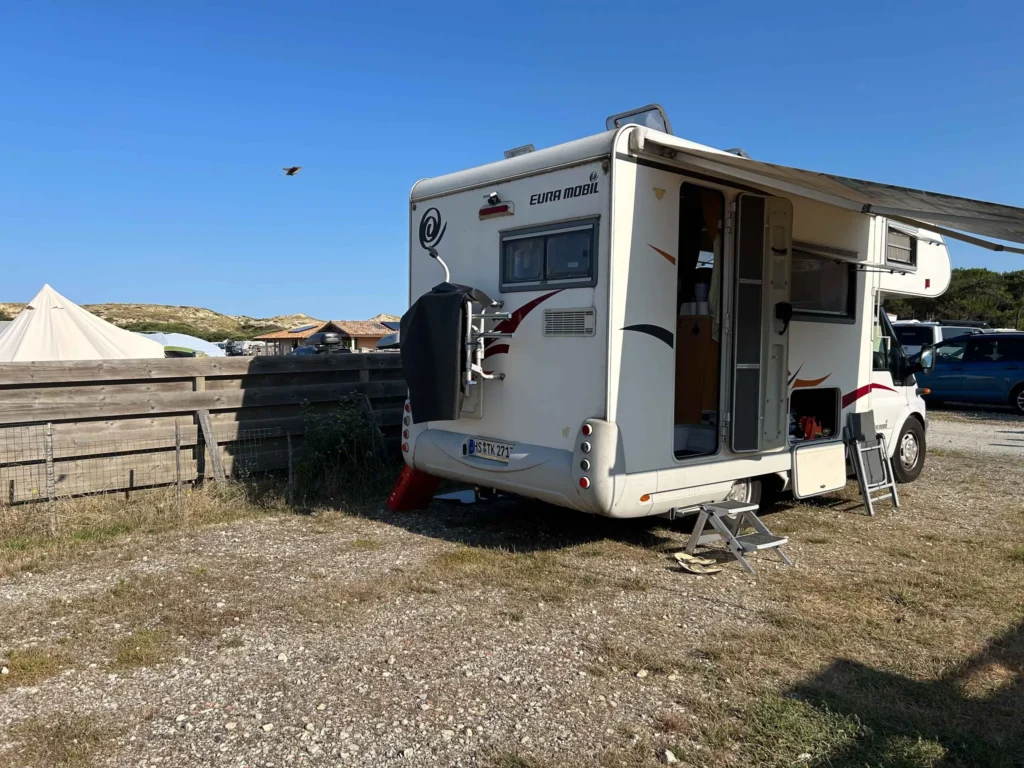 Einfacher Campingplatz im Sommer