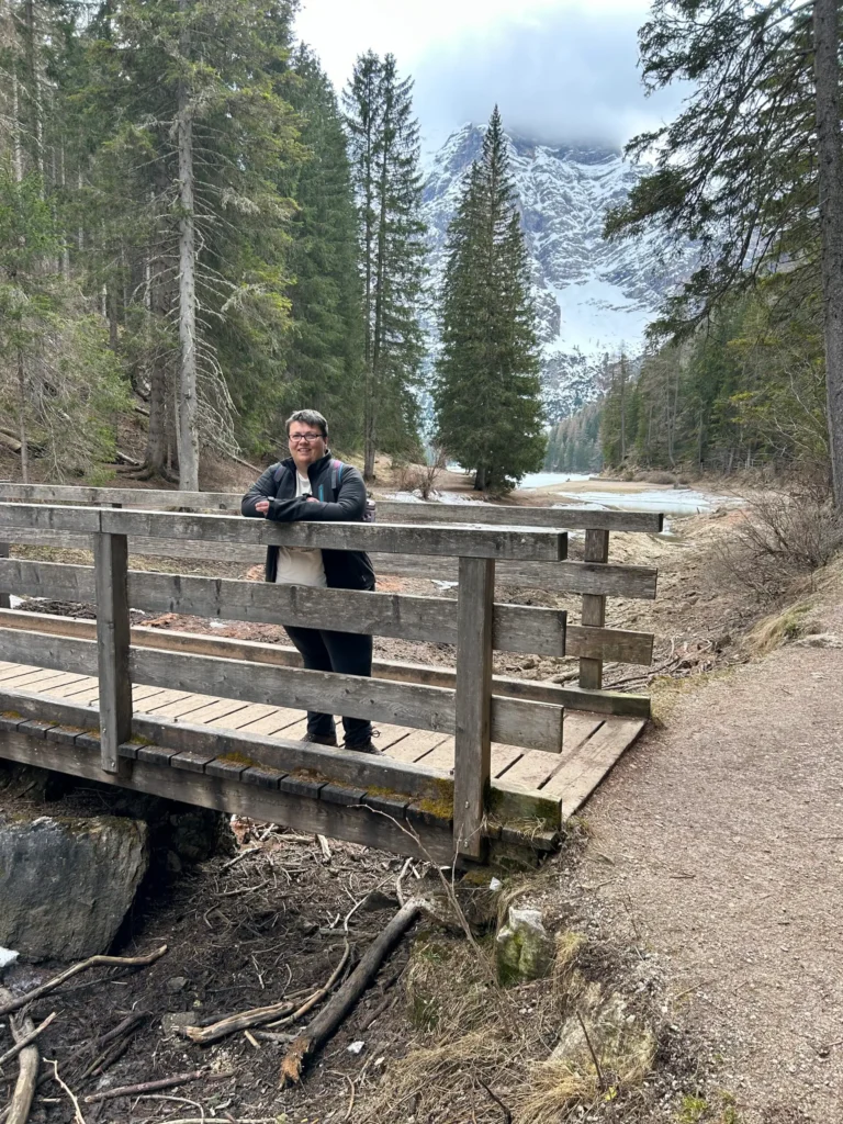 Heidi an einer Holzbrücke in der Natur