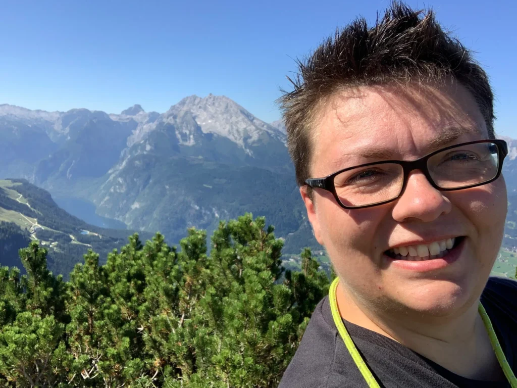 Heidi mit Blick auf den Watzmann
