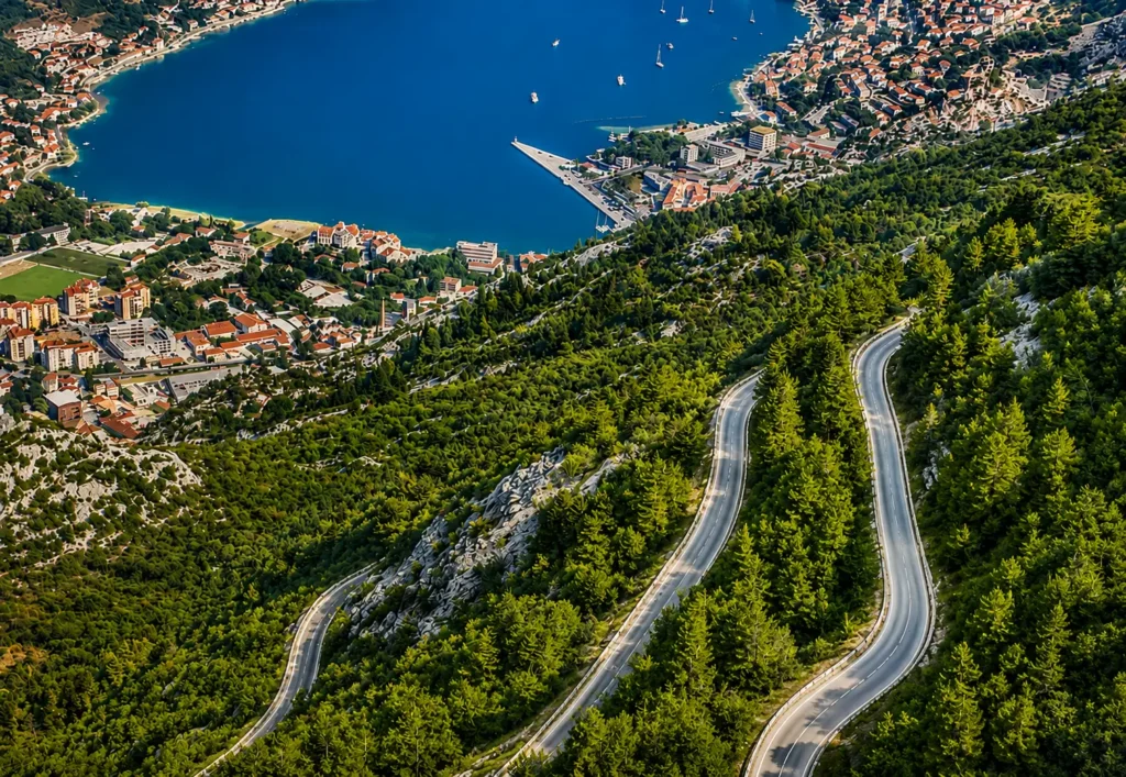 Serpentinenstraße oberhalb der Bucht von Kotor