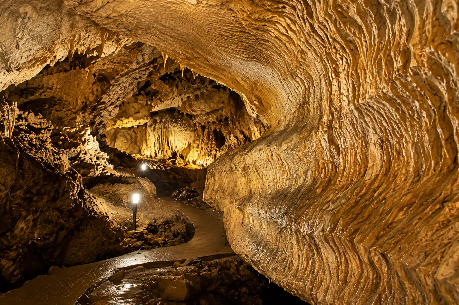 Felsformationen in der Yagodina-Höhle in den Rhodopen