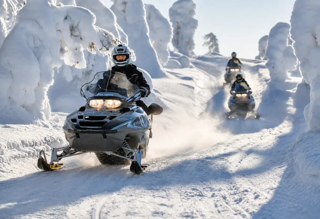 Schneemobilfahrt in Finnland