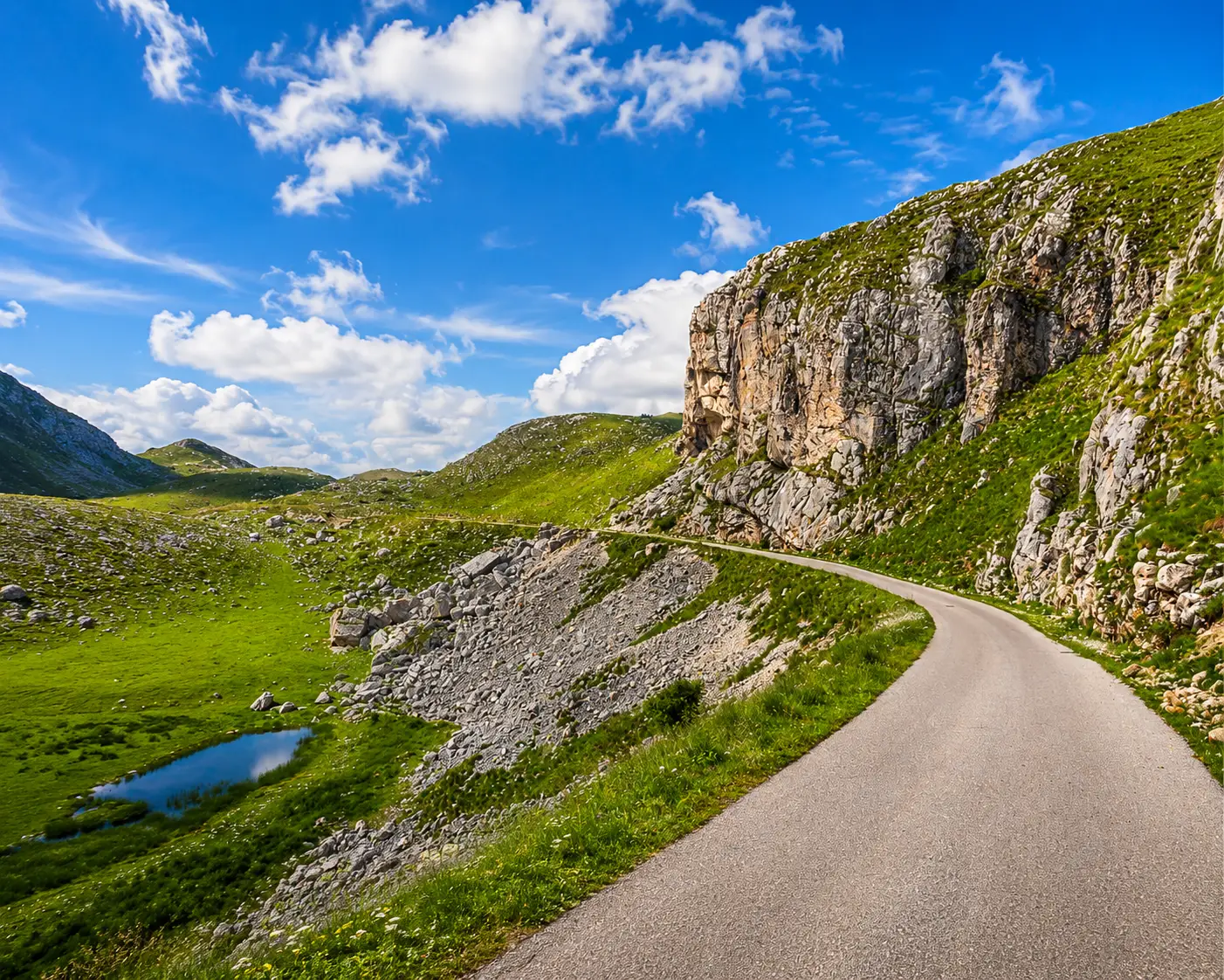 Passstraße durch eine beeindruckende Felslandschaft