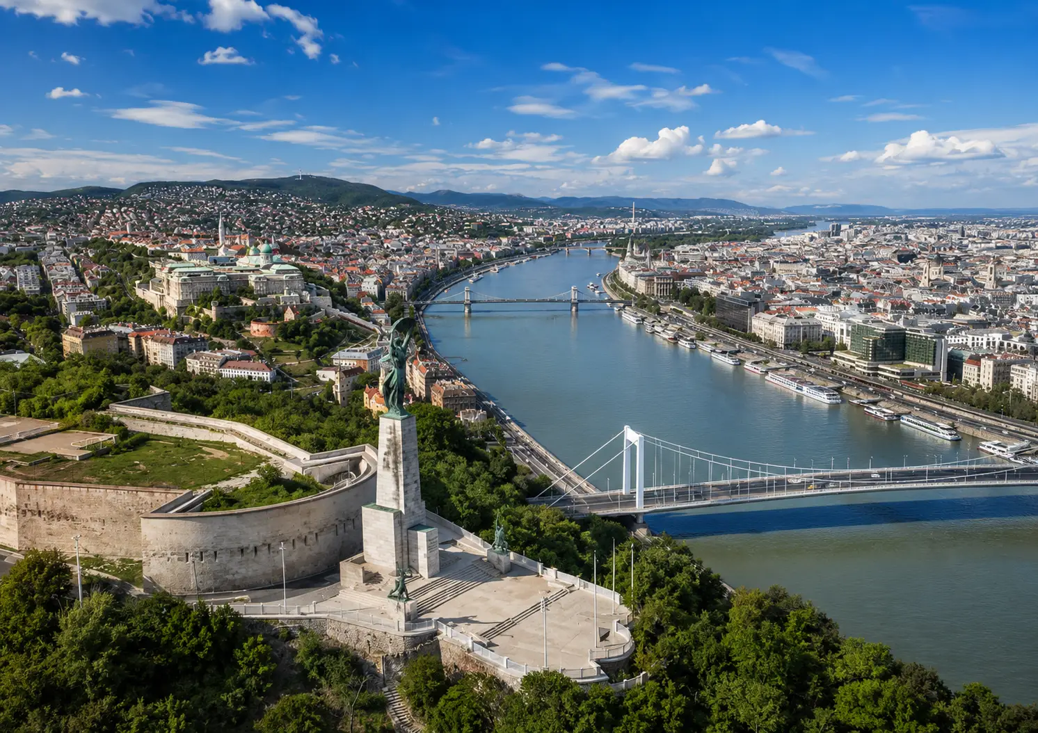 Blick auf die Donau und Budapest