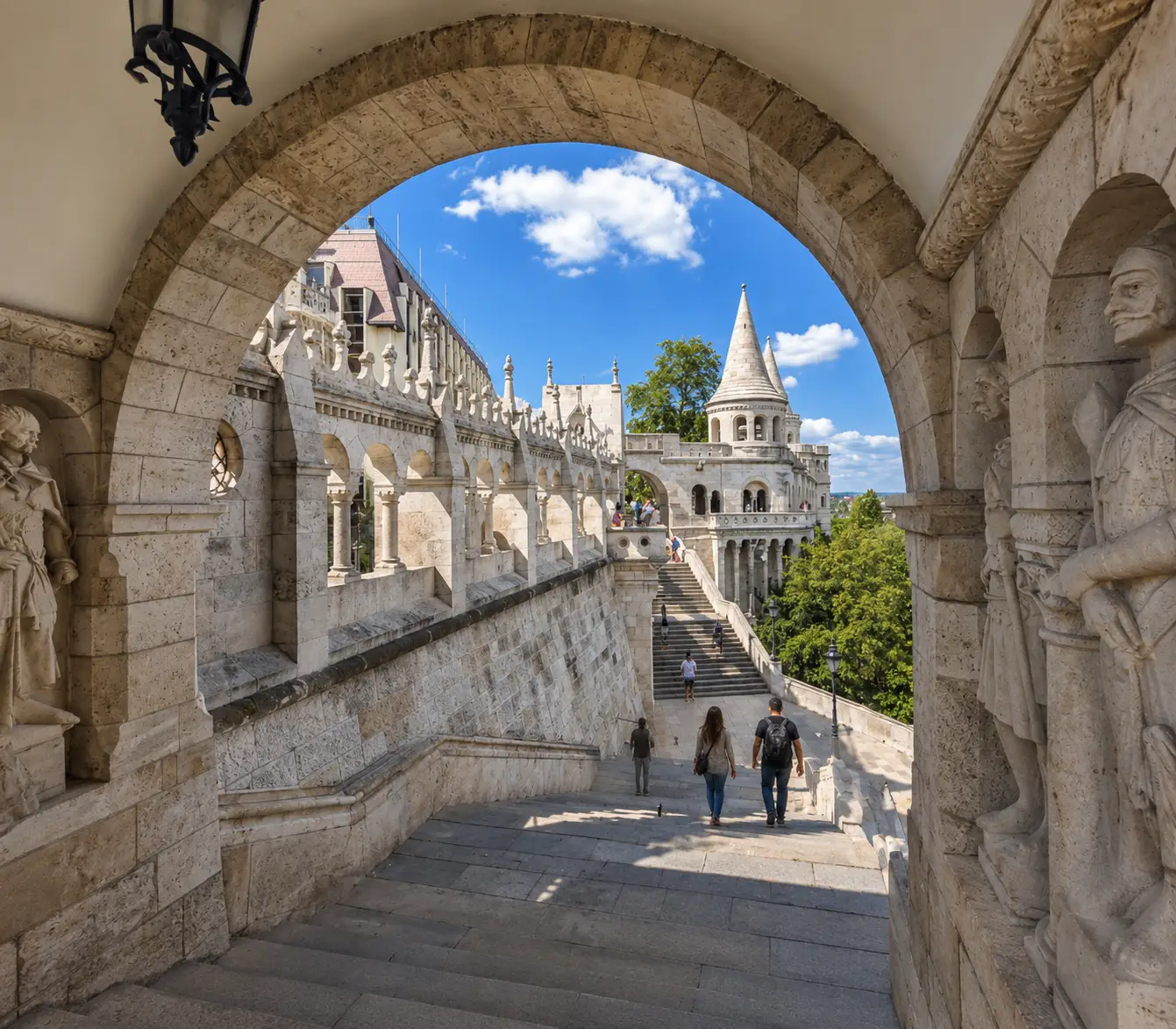 Blick durch einen Torbogen auf das Burgviertel in Budapest