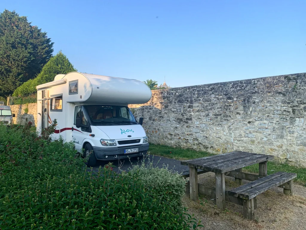 Wohnmobil auf einem Stellplatz