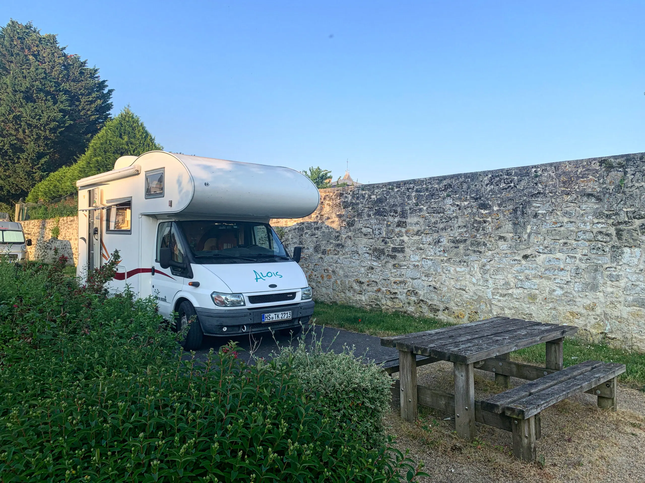 Wohnmobil auf einem Stellplatz