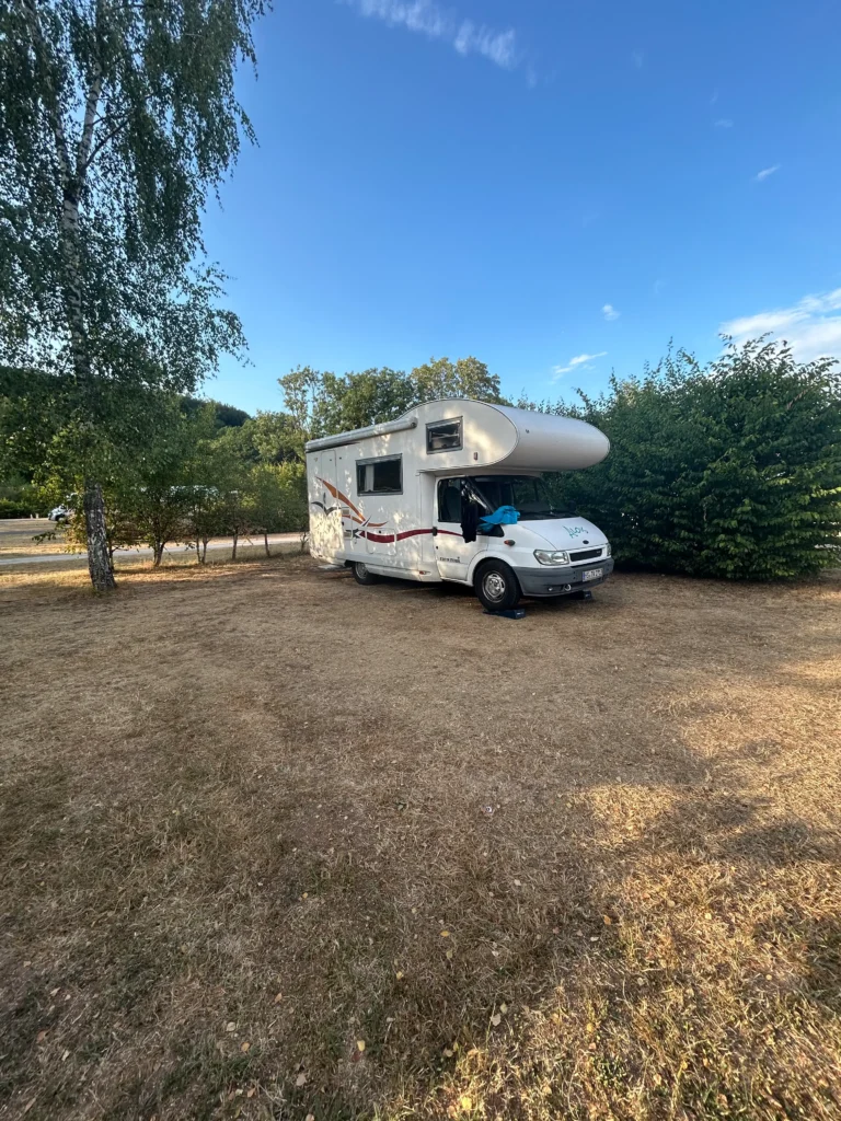 Wohnmobil auf Campingplatz Les Ballastrieres