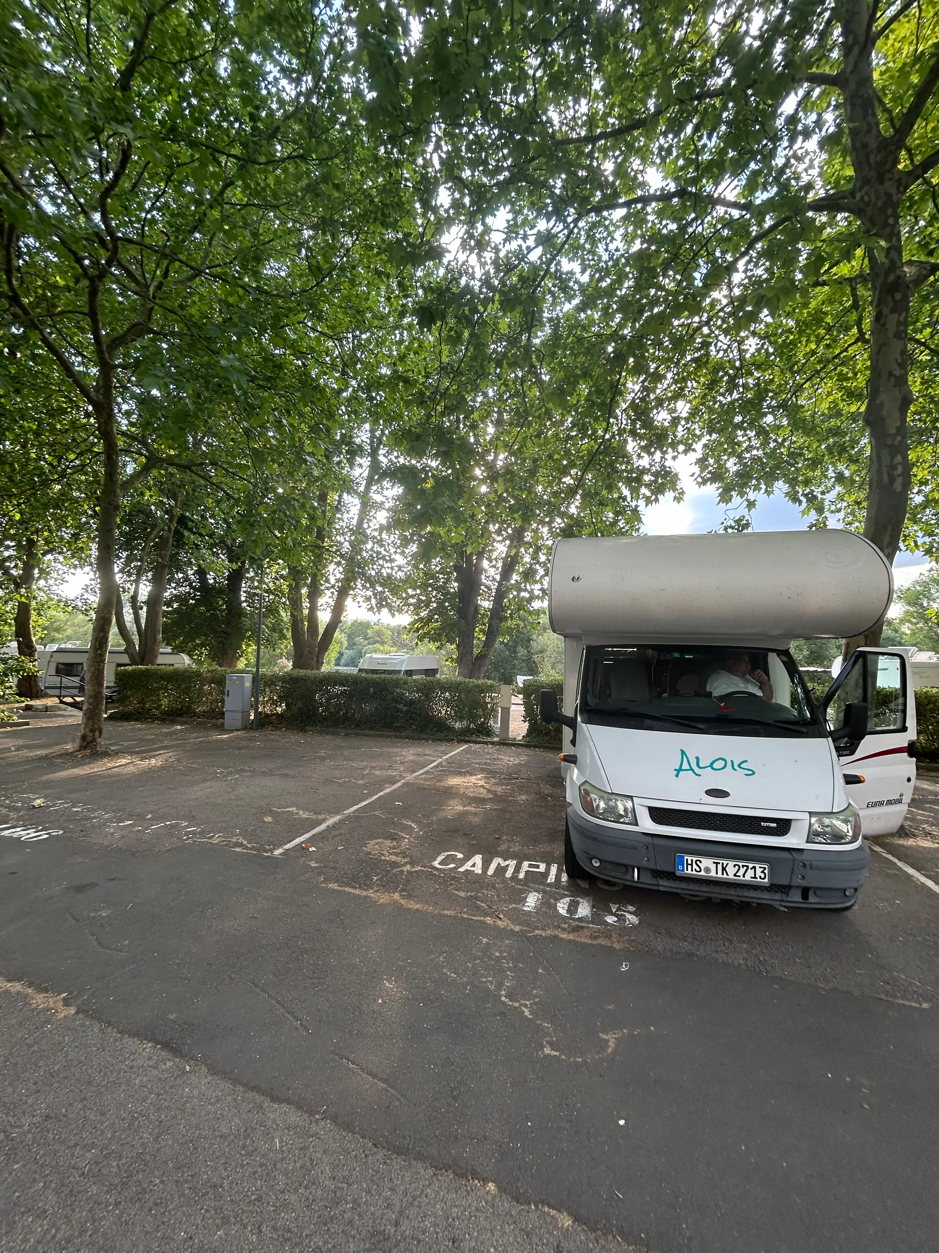 Stellplatz unter Bäumen auf dem Campingplatz Metz Municipal la plage