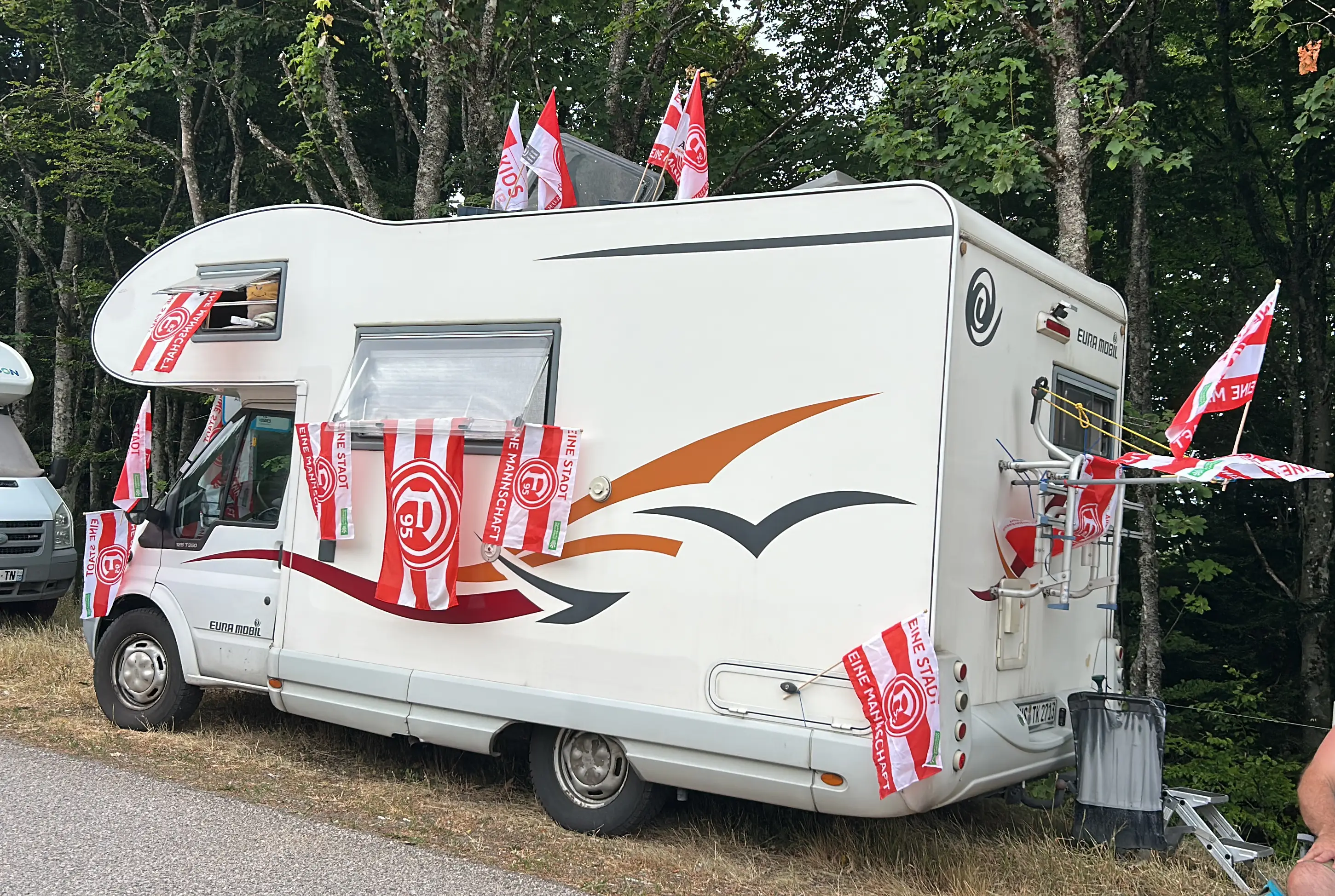 Wohnmobil am Straßenrand der Tour de France